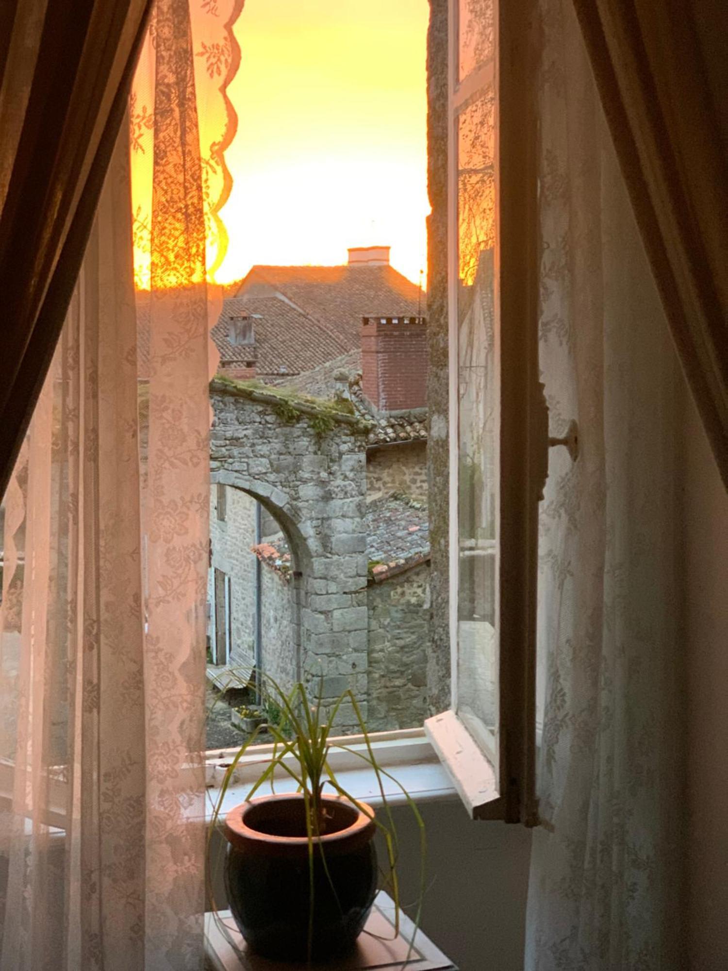 Maison D'Hotes De L'Ancien Couvent Des Carmes Mortemart Extérieur photo
